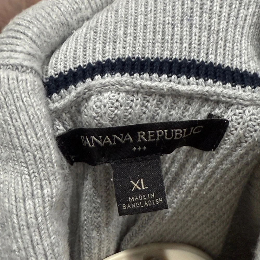 Banana Republic Men’s Light Gray Sweater